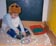 Foto de un nio metido en un cajn de madera con juegos